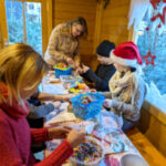 Basteln in der Wichtelwerkstatt auf dem Weißenfelser Weihnachtsmarkt